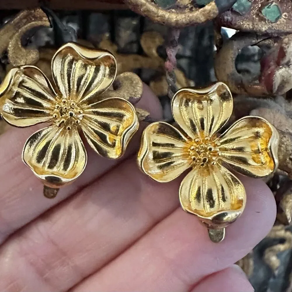 Gold tone vintage flower clip on earrings